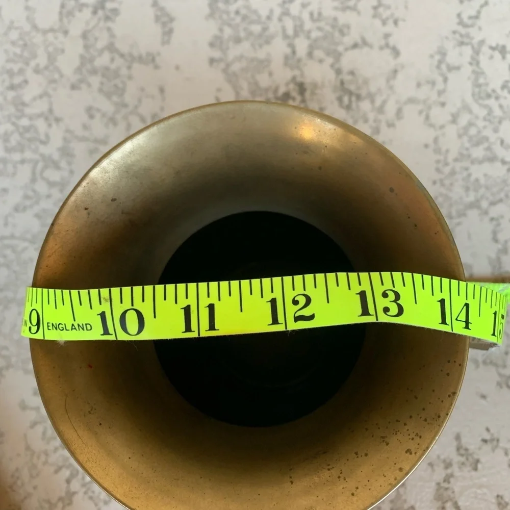 Vase with pearl design